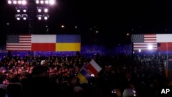 Прапори США, Польщі та України у Варшаві під час візиту президента Сполучених Штатів Джо Байдена. 21 лютого 2023 р. AP Photo/Michal Dyjuk