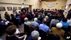 지난 2일 미국 미주리 주 퍼거슨 시 주민들이 시의회 회의실을 메우고 있다. 퍼거슨 시는 미 법무부의 경찰 개혁안과 관련해 충돌을 빚고 있다.