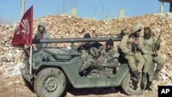 Des hommes du Hezbollah, vêtus d'uniformes militaires, dans le village de Sohmor, Liban, 5 décembre 1989.