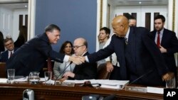 ສະ​ມາ​ຊິກ​ສະ​ພາ​ຕ່ຳ ສັງ​ກັດ​ພັກຣີ​ພັບ​ບ​ລີ​ກັນ ທ່ານ ທັອມ ໂຄ​ລ, ຊ້າຍ, ຈັບ​ມື​ກັບ​ທ່ານ ອາ​ລ​ຊີ ເ​ຮ​ສ​ຕິງ​ສ໌, ສັງ​ກັນ​ພັກ​ເດ​ໂມ​ແຄ​ຣັດ, ຂວາ.