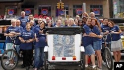 Pasangan yang dipertemukan lewat situs untuk kencan oline eHarmony.com merayakan kesuksesan mereka menemukan pasangan hidup dengan berpose bersama di Times Square, New York (foto: dok). 