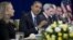 El presidente Obama habla al primer ministro japonés Yoshihiko Noda, durante la cumbre asiática en Camboya.