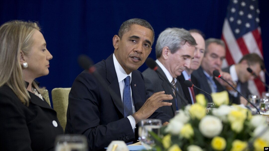 Presiden Amerika Serikat Barack Obama (kedua dari kanan) didampingi Menlu AS Hillary Clinton (ujung kiri) dalam pertemuan dengan PM Jepang Yoshihiko Noda di sela-sela agenda pertemuan puncak ASEAN di Phnom Penh, Kamboja (20/11). Menlu Clinton telah diutus Obama untuk berangkat ke Timur Tengah sebagai penengah dalam upaya peyelesaian konflik di Timur Tengah, seusai kunjungan di Kamboja ini.