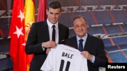 Gareth Bale dari Wales memegang kaos klub barunya, Real Madrid, didampingi Presiden Real Madrid, Florentino Perez di Stadion Santiago Bernabeu, Madrid (2/9/2013).