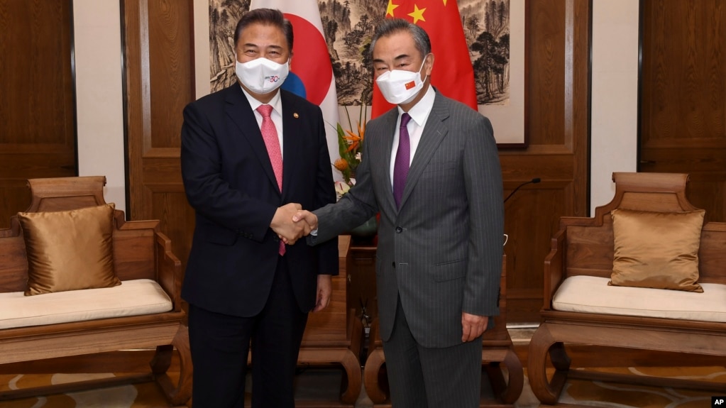 资料照片: 2022年8月9日时任韩国外交部长朴振(左)与中国外交部长王毅会晤(photo:VOA)