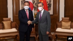 资料照片: 2022年8月9日时任韩国外交部长朴振(左)与中国外交部长王毅会晤