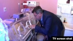 Veran Matić, direktor Fonda B92 sa bebom u Gračanici