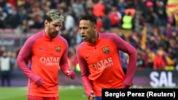 Lionel Messi, à gauche, et Neymar lors d'une séance d'échauffement au stade Nou Camp, 3 décembre 2016.