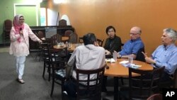 Moina Shaiq berbicara kepada peserta acara Temu Muslim atau Meet a Muslim di Bronco Billy's Pizza Palace di Fremont, California 10 Juli 2017. Shaiq mendiskusikan segala aspek dalam Islam termasuk pemakaian hijab dan niqab. (Foto:dok)