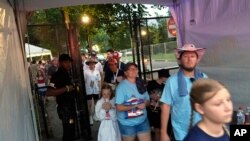 在华盛顿举行的庆祝美国独立250周年的独立日活动期间，人们因天气原因从国家大草坪撤离。(2026年7月4日)