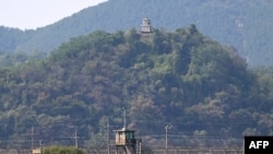 경기도 파주 지역 비무장지대(DMZ) 내 남한과 북한의 초소 모습 (AFP)