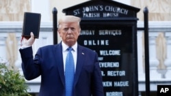 Donald Trump Washington'da Beyaz Saray'ın karşısındaki Lafayette Park'ında bulunan Aziz John Kilisesi'ni ziyaret ederken elinde bir İncil tutuyor- 1 Haziran 202. 