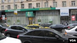 位于莫斯科市中心的国有俄罗斯农业银行（左）和私营SMP银行（右）。两家银行都被列入欧美制裁名单。SMP银行由普京密友，财阀罗滕贝格兄弟拥有 (美国之音白桦)