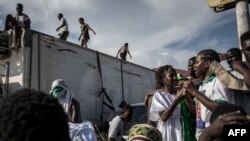 Les partisans du principal candidat de l'opposition, Cellou Dalein Diallo, chantent et dansent en attendant son retour, à Conakry le 15 octobre 2020.