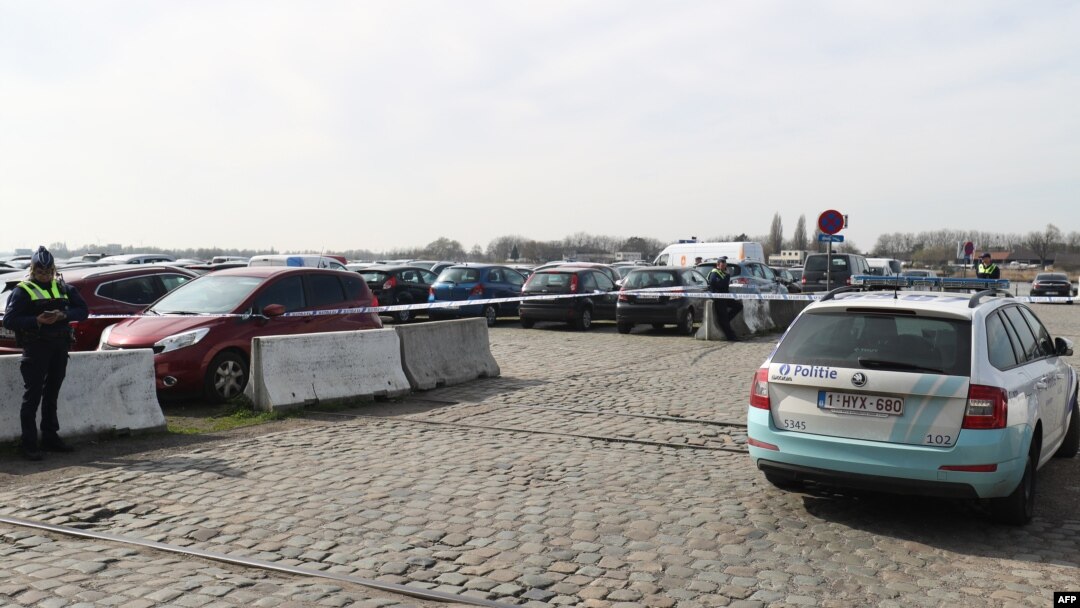 Polisi Belgia siaga di kawasan Sint-Michielskaai di Antwerpen, pasca penangkapan terhadap seorang pria, Kamis (23/3).