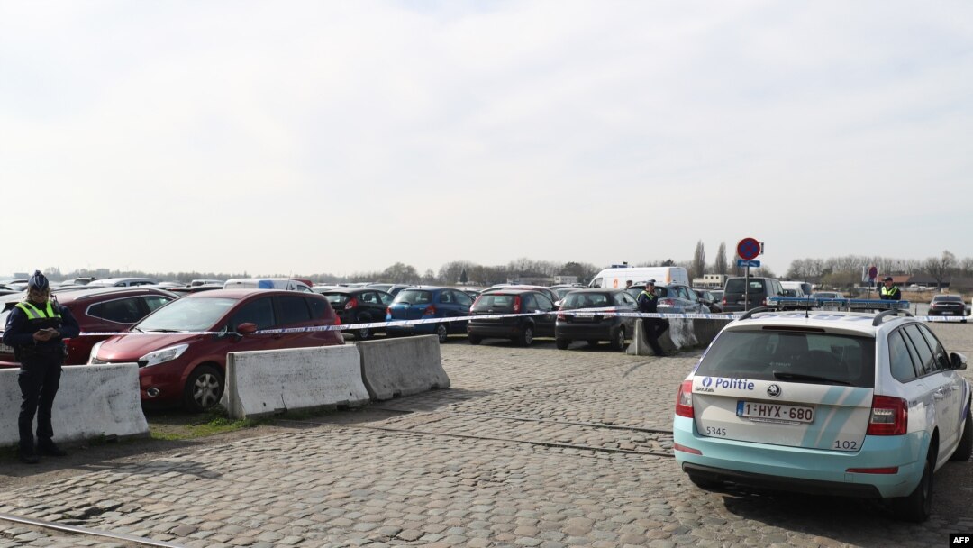 Petugas kepolisian Belgia berpatroli di Sint-Michielskaai, Antwerpen, 23 Maret 2017. Seorang pria ditangkapnya atas tuduhan melakukan aksi teror dan percobaan pembunuhan, karena tindakannya mengemudi dengan kecepatan tinggi ke dalam pusat perbelanjaan di kota itu, (Foto: AFP).