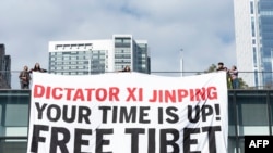 Aktivis mahasiswa Tibet membentangkan spanduk berisi protes terhadap Xi Jinping menjelang kedatangan Presiden China itu ke San Francisco, pada 10 November 2023 untuk menghadiri KTT APEC. (Foto: AFP/Laure Andrillon)