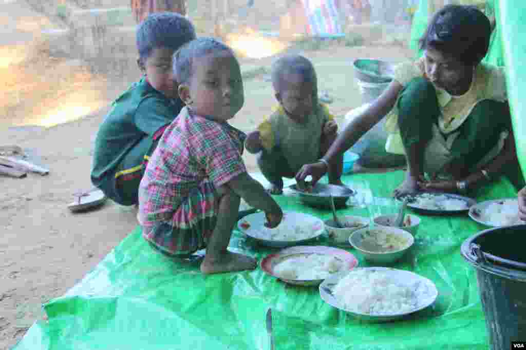 အထက်မြတ်လှဲစစ်ရှောင်စခန်းတွင် ညနေစာစားနေသည့် ကလေးငယ်တစု