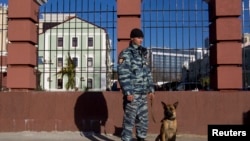 Petugas kepolisian Rusia berjaga di sebuah jalanan di Sochi, 30 Desember 2013 (foto: Reuters/Maxim Shemetov)