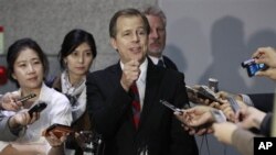 19일 미국의 글린 데이비스 대북정책특별대표가 서울 외교통상부에서 임성남 한반도평화교섭본부장과 면담한 후 취재진의 질문에 답하고 있다.