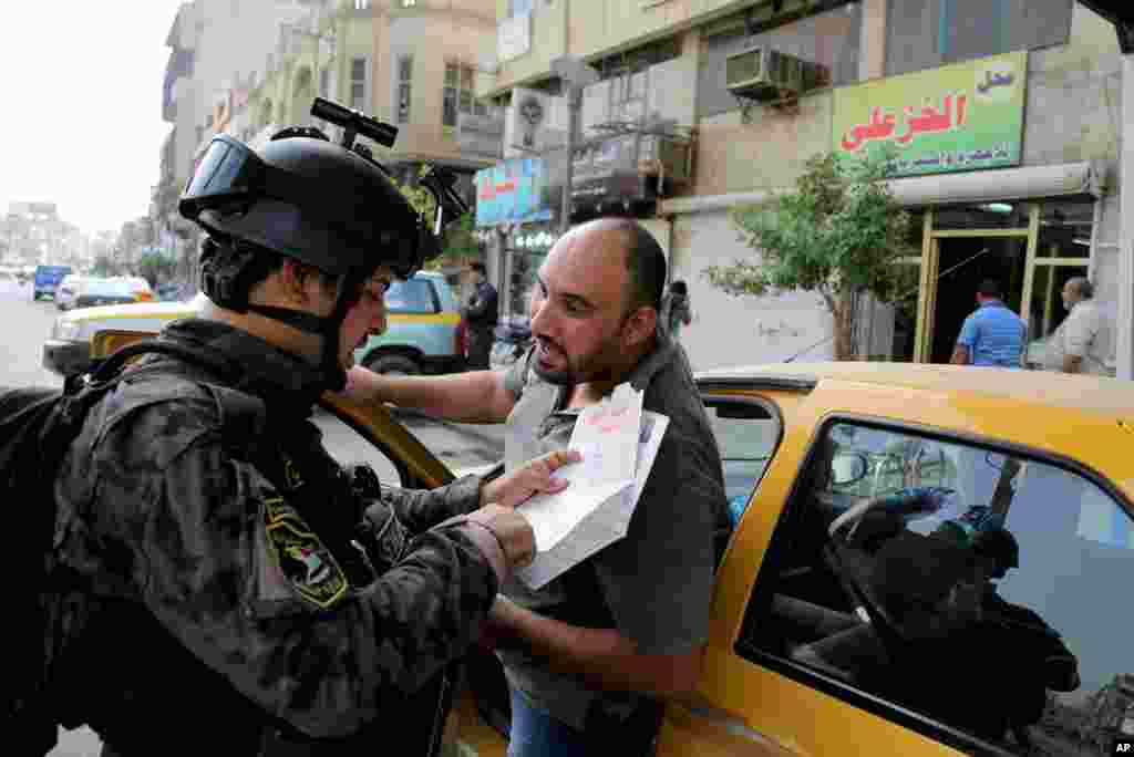 Policajac na jednom kontrolnom punktu u Bagdadu. Zbog povećanog nasilja, Irak traži američku pomoć u oružju, ljudstvu i obuci. 