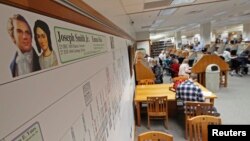 Foto pendiri gereja Mormon, Joseph Smith dan isterinya beserta nama keturunannya dipasang di tembok perpustakaan Universitas Brigham Young di Provo, Utah (foto: dok).
