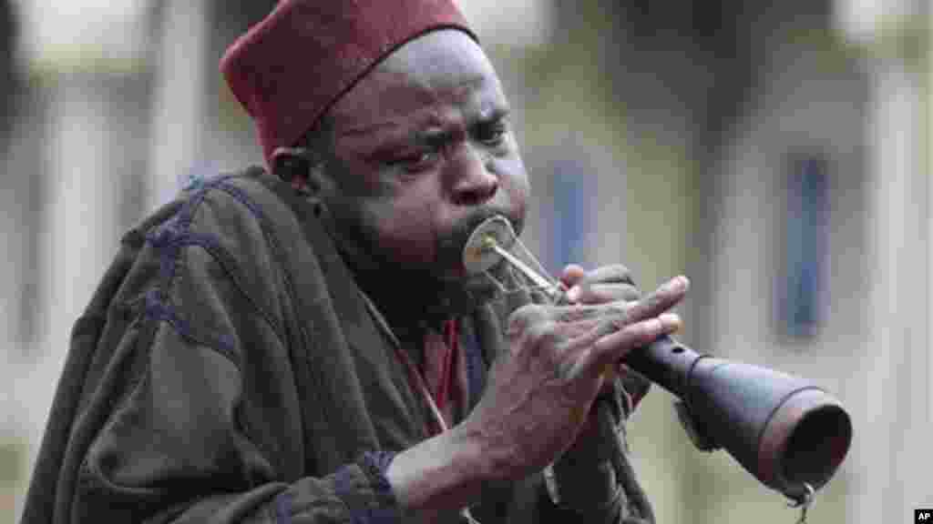 'Yan Najeriya dake arewa maso gashin kasar, mahaifar kungiyar Islama mai tsatsauran ra'ayi sun yi bikin karamar sallah ranar Alhamis da addu'o'i cikin murna da annashuwa da gaisuwar bangirma da jama'a fiye da 10,000 suka kaiwa Shehun Borno a fadarsa. 