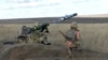 ARCHIVO - En esta imagen tomada de un video proporcionado por el Servicio de Prensa del Ministerio de Defensa de Ucrania, soldados ucranianos utilizan un lanzador con misiles Javelin estadounidenses durante ejercicios militares en Donetsk, Ucrania, el 12 de enero de 2022.