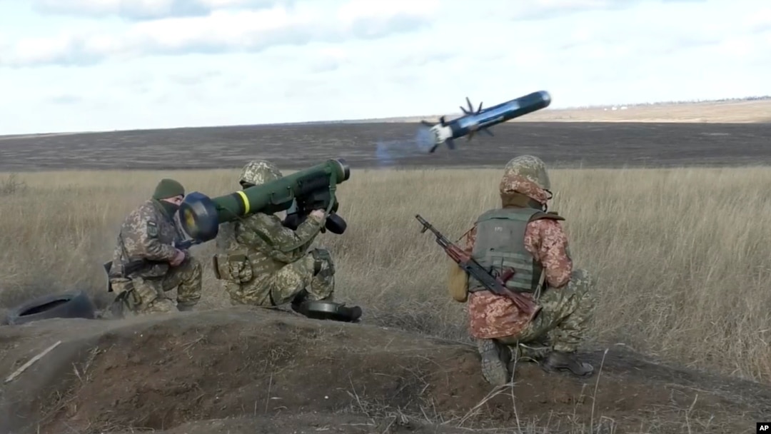 Бойцы ВСУ: запуск ракеты Javelin (архивное фото) 