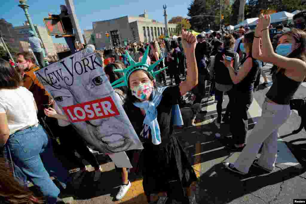 People celebrate that Joe Biden has been projected to win the 2020 U.S. presidential election, in the Brooklyn borough of New York City, New York, Nov. 7, 2020. 