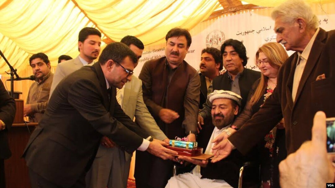 پیښور کې افغان قونصل جنرال ډاکټرعبدالله وحید پویان استاد خیال محمد ته میربچه خان عالي دولتي مډال ورکوي