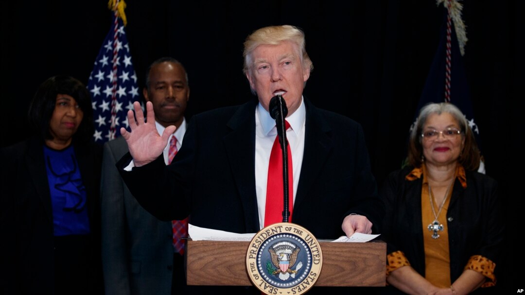 Shugaban Amurka Donald Trump a lokacin ziyararsa a dakin adana kayan tarihin Amurkawa 'Yan asalin Afrika