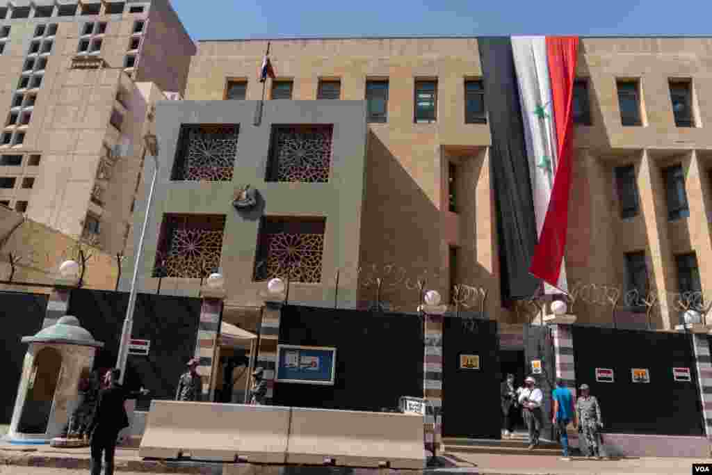 In downtown Cairo, the Syrian embassy became a makeshift polling station. (H. Elrasam/VOA)