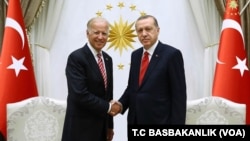 Wapres AS Joe Biden (kiri) bertemu dengan Presiden Turki Recep Tayyip Erdogan di Ankara, Rabu (24/8). 