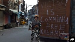 Tentara paramiliter India melakukan patroli pada penerapan jam malam di Srinagar, Kashmir-India (13/9). 