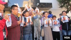 華人和藏人一起撕毛像要求全中國的自由民主和人權