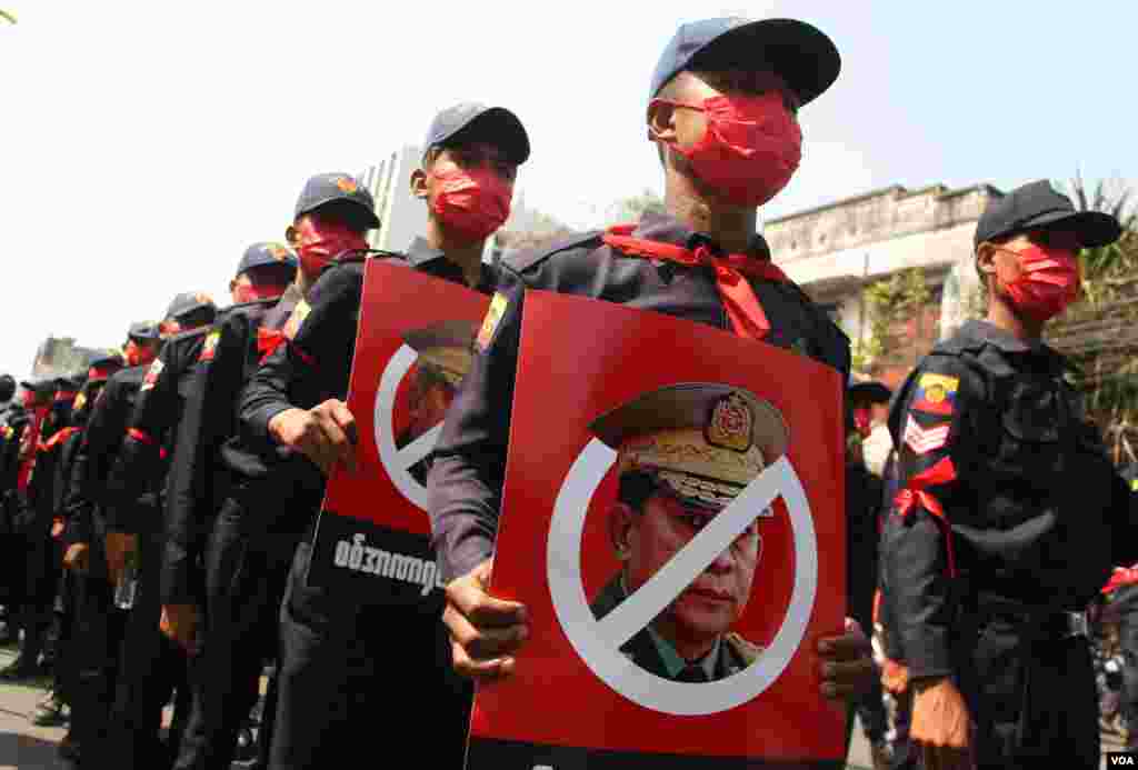 အရံမီးသတ်တပ်ဖွဲ့ဝင်တွေ ပါဝင်တဲ့ မန္တလေးမြို့က ဆန္ဒပြပွဲ မြင်ကွင်း။