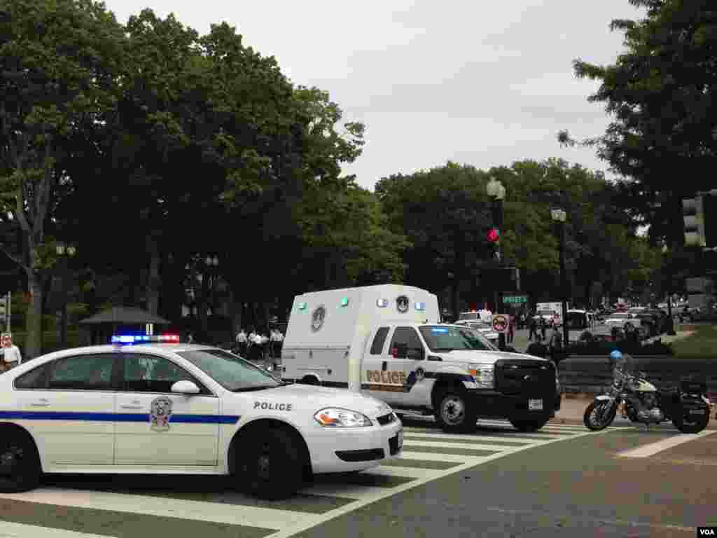 Polisi memblokade lokasi terjadinya penembakan di luar gedung Kongres AS di Washington DC 3/10 (foto: Dhania Iman). 