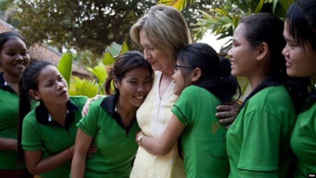 Menlu AS Hillary Rodham Clinton menghibur para remaja perempuan korban perdagangan manusia di pusat rehabilitasi di kota Siem Reap, Kamboja hari ini, 31 Oktober 2010.