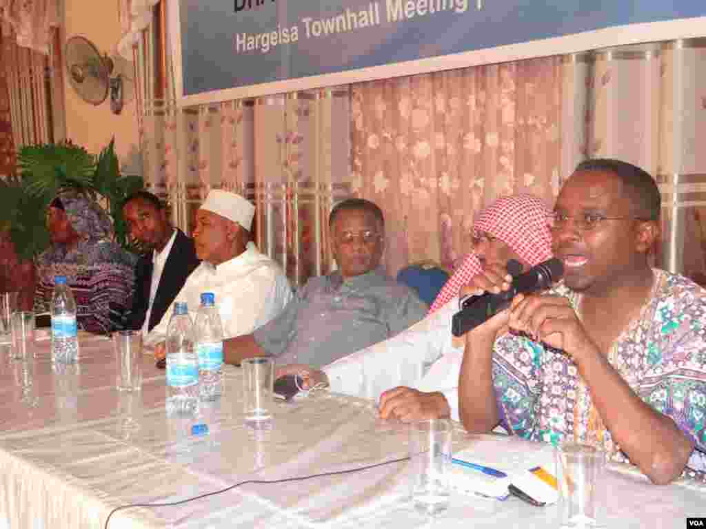 Laanta Af-Soomaaliga ee VOA oo "Kulan Dadweyne" oo looga hadlayo Dhalinyarada iyo Tahriibka ku qabatay magaalda Hargeysa, June 14, 2013.