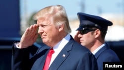 FOTO DE ARCHIVO: El presidente de Estados Unidos, Donald Trump, devuelve un saludo mientras desciende del Air Force One para recorrer las instalaciones de Boeing en Carolina del Sur en North Charleston, Carolina del Sur, Estados Unidos, el 17 de febrero de 2017. REUTERS