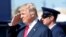 FOTO DE ARCHIVO: El presidente de Estados Unidos, Donald Trump, devuelve un saludo mientras desciende del Air Force One para recorrer las instalaciones de Boeing en Carolina del Sur en North Charleston, Carolina del Sur, Estados Unidos, el 17 de febrero de 2017. REUTERS