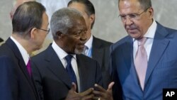 بان کی مون، دبیرکل سازمان ملل متحد (چپ) ، کوفی عنان، نماینده مشترک سازمان ملل و اتحادیه عرب در سوریه (وسط)‌و سرگئی لاوروف، وزیر خارجه روسیه (راست) 