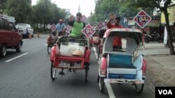 Rombongan tukang becak yang akan bertugas di pernikahan putra Presiden Joko Widodo di Solo. (VOA/Yudha Satriawan)