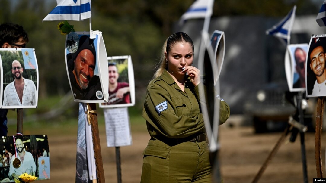 ARCHIVO - Una soldado israelí captada el 7 de febrero de 2024 en el sitio del Festival Nova donde el grupo Hamás disparó contra asistentes y secuestró a un número significativo de ciudadanos de Israel y de otras partes del mundo. 