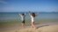 Dvoje djece na plaži u Španiji, poslije ublažavanja oštrih mjera uvedenih da bi se suzbilo širenje koronavirusa (Foto: AFP JAIME REINA)