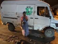 VOA Hausa journalist Grace Alheri Abdu stands next to a bakery delivery van on Nov. 28. A delivery driver named only as Peter, drove the journalist to Port Harcourt in Nigeria after Abdu was detained by soldiers. (VOA Housa)