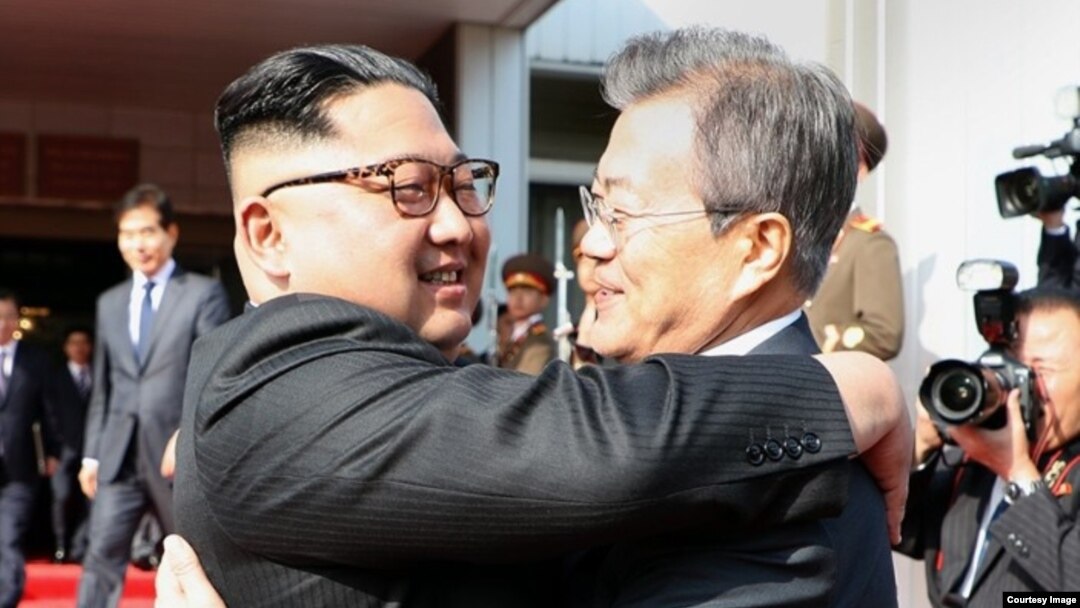 Presiden Korea Utara Kim Jong Un (kiri) dan Presiden Korea Selatan Moon Jae-in berpelukan pada pertemuan di Zona Demiliterisasi pada 26 Mei 2018. Foto dirilis oleh juru bicara Presiden Moon.