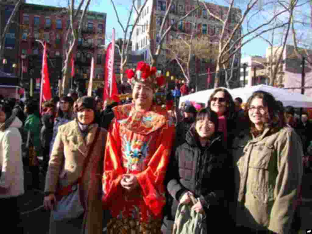 美國人很喜歡與財神爺合影留念