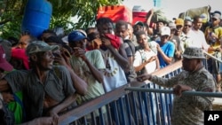 Sejumlah warga Haiti bergerak melewati area perbatasan menuju Dajabon, Republik Dominika, pada 17 Mei 2024. (Foto: AP/Matias Delacroix)